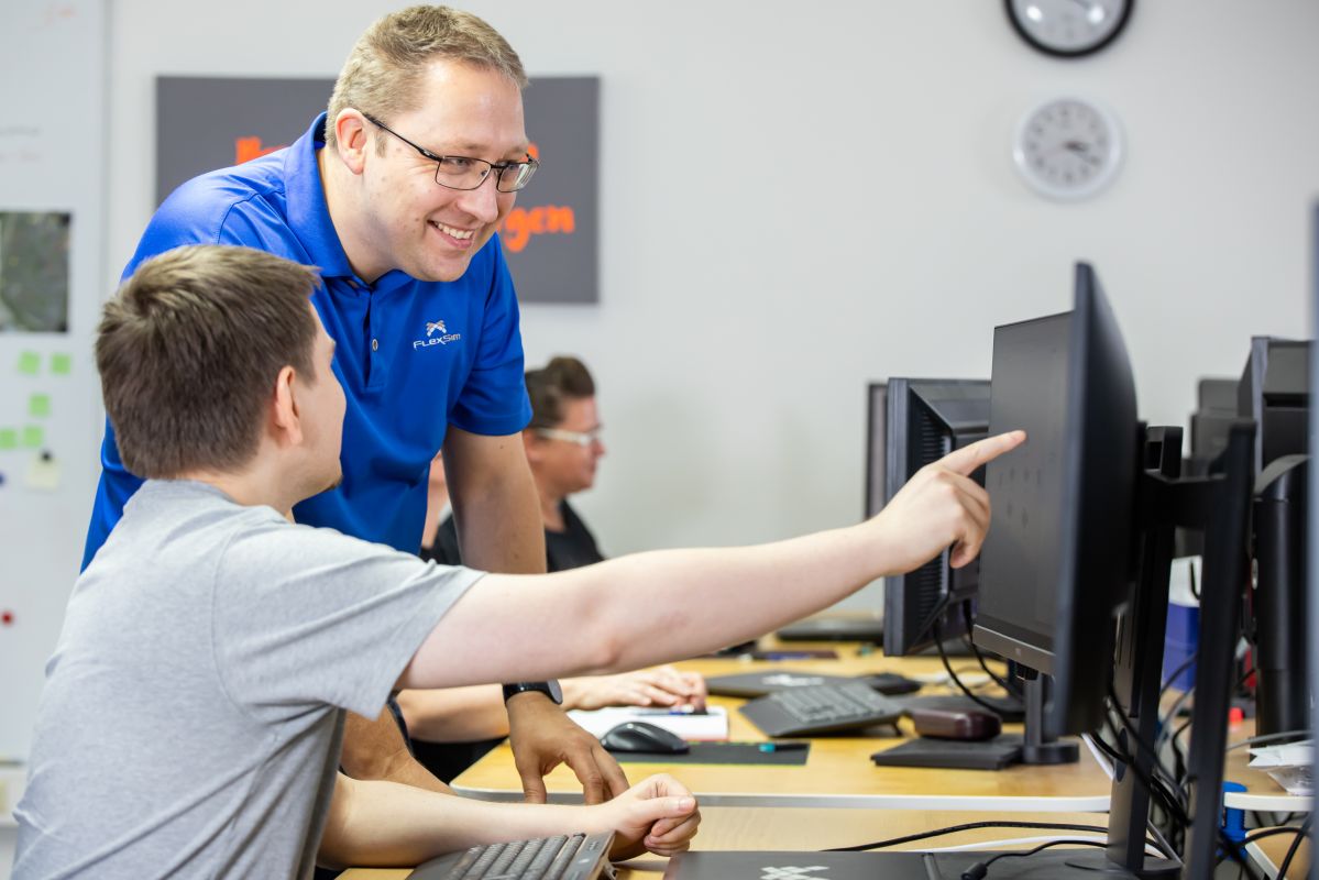 FlexSim Training Schulungsteilnehmer und Trainer in einem Raum